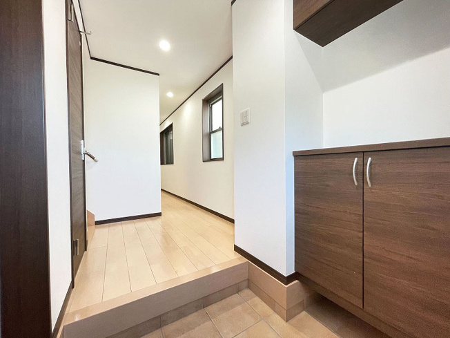 【玄関】 | ふじみ野市苗間　中古一戸建住宅　(ふじみ野店) | シューズボックスのカウンタースペースには、小物やちょっとしたインテリアを置いて
自分好みの空間に。