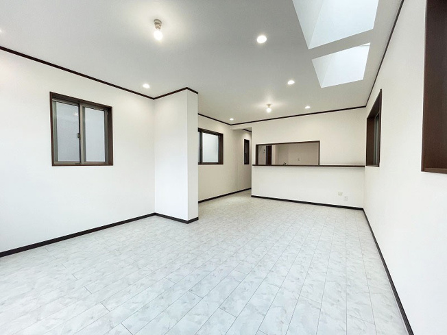 【居間・リビング】 | ふじみ野市苗間　中古一戸建住宅　(ふじみ野店) | LDK約17.0帖。
リビングからダイニングキッチンまでオープンにつながる広々空間。
キッチンからリビングを見渡せる「対面式キッチン」で、ご家族との会話が広がります。