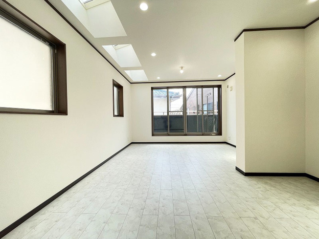 【居間・リビング】 | ふじみ野市苗間　中古一戸建住宅　(ふじみ野店) | 彩光面が多く陽当たり・風通し良好です！
高さのある2階リビングは道路からの視線も気にならずに過ごせる為、プライバシーを守りながらゆっくりとくつろげます。