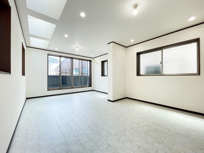 【ダイニング】 | ふじみ野市苗間　中古一戸建住宅　(ふじみ野店) | 彩光に優れた2階リビング。
3か所のトップライトで、より明るく開放的な住空間へと演出。