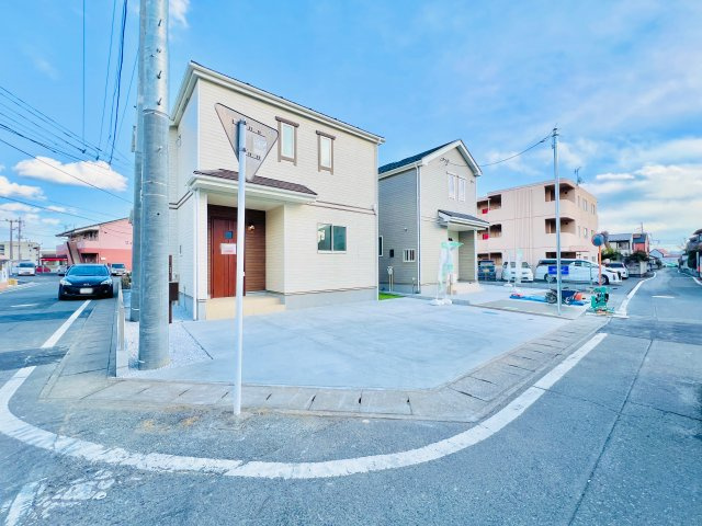 高崎市下小鳥町の前面道路含む現地写真|角地で間口も広く、駐車も楽々◎