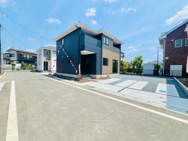 高崎市下豊岡町の前面道路含む現地写真|間口も広く駐車も楽々♪