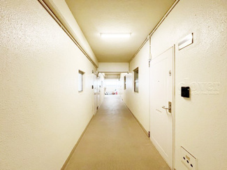 【その他共用部分】 | 共用廊下です。ここもきれいに清掃されています。周囲のお部屋の様子も、ぜひ伺ってみてください。～即日のご見学可能～　お問合せはお気軽にどうぞ。
