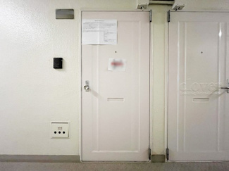 【その他共用部分】 | 皆様をお迎えする、お部屋の玄関ドア。開けやすさや開放角度、ドアノブの操作しやすさや鍵の形状などを、現地で一度ご確認ください。～即日のご見学可能～　お問合せはお気軽にどうぞ。