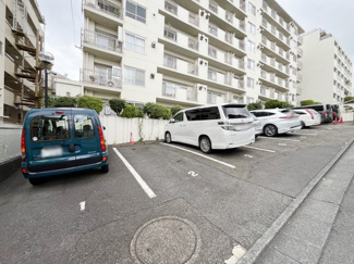 【駐車場】 | マンションの駐車場スペース。空きの有無や駐車料金、サイズ規定などについては、改めてお問い合わせください。～即日のご見学可能～　お問合せはお気軽にどうぞ。
