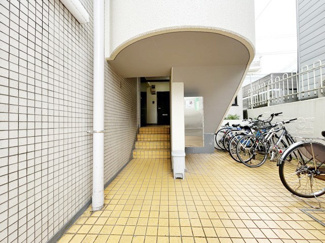 【エントランス】 | お客様を、そして住人を出迎えてくれるマンションのエントランス。ゴミが落ちていないことからも、管理状態の良さや住民の節度の高さが見て取れます。～即日のご見学可能～　お問合せはお気軽にどうぞ。