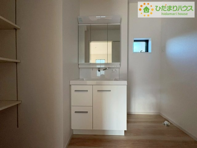 ひたちなか市津田4期　新築戸建の独立洗面台|大きな三面鏡の独立洗面。鏡の後ろは収納となっているのでスッキリと整理できます！