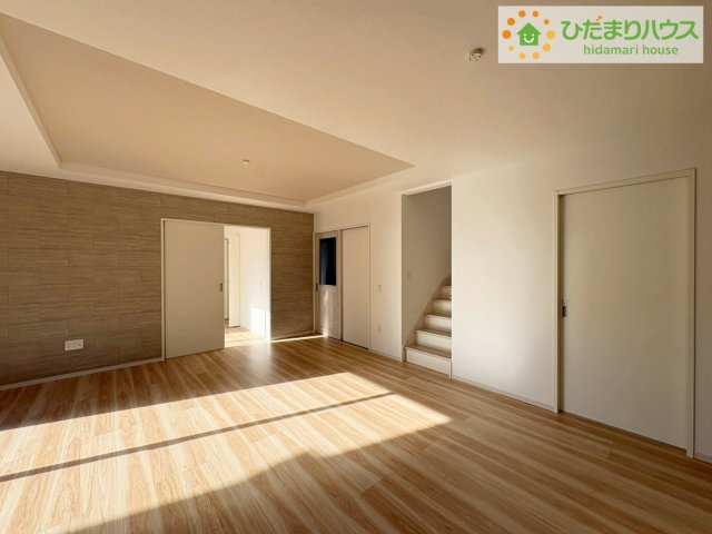 ひたちなか市津田4期　新築戸建の居間・リビング|リビング大きな窓からは、暖かな日の光が降り注ぎます・・・