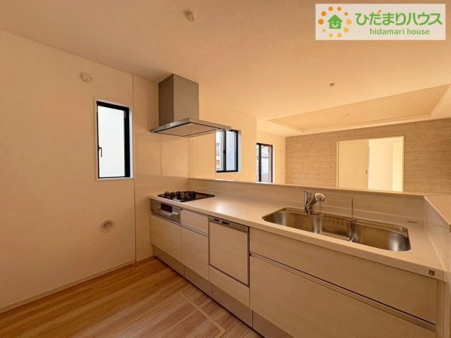 ひたちなか市津田4期　新築戸建のキッチン|カウンターは少し高くなってますので、手元が隠れて来客からは見えにくくなってます♪