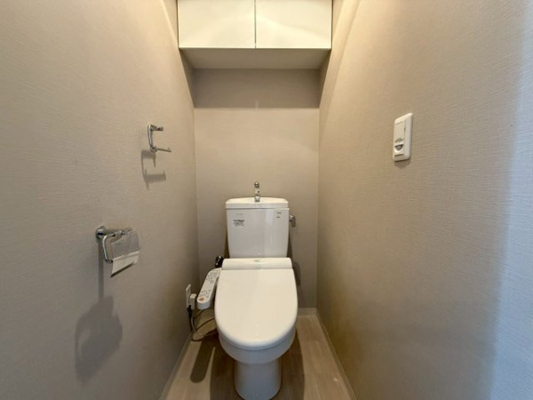 【トイレ】 | 【トイレ】清潔感あるトイレです！上部に吊戸棚あり！温水洗浄便座で365日快適に使用できます。