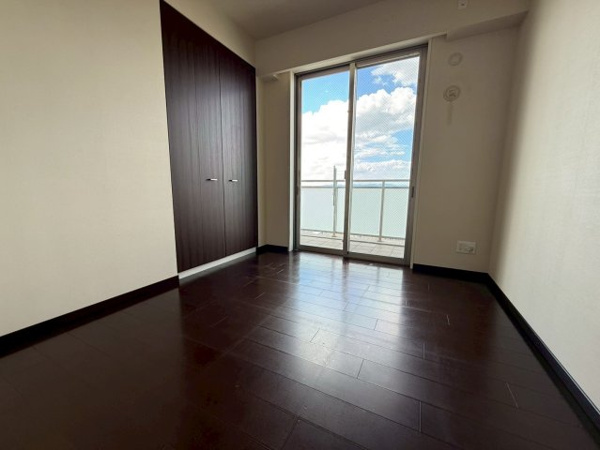 【洋室】 | 【洋室③（約5帖）】大きめのクローゼット付き！バルコニーにも出入り可能で、通風良好！