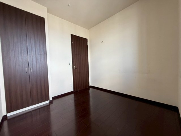 【洋室】 | 【洋室②（約5帖）】洋室も、リビングと同じ深い色合いのウッド調で統一されています！