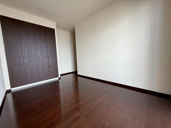 【洋室】 | 【洋室①（約7.5帖）】ダブルベッドを置いても余裕の残る広さです！大きめのクローゼット付き！