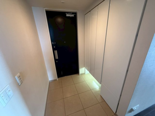 【玄関】 | 【玄関】大きなシューズボックス付き！タイル貼りの床などグレード感あふれるしつらえ！