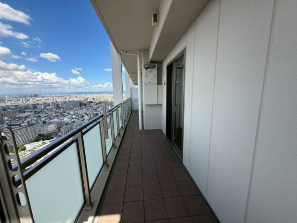 【バルコニー】 | 【バルコニー】約19.90平米の広々バルコニー！高層階につき、眺望・風通し良好です！！