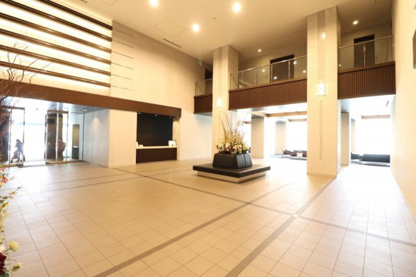 【エントランス】 | 【エントランスホール】迎賓の場としての優雅さが香る、開放感あふれる二層吹抜の大空間！