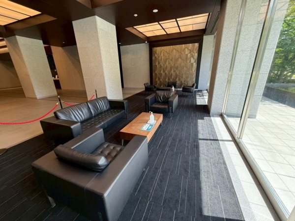 【ロビー】 | 【アクアラウンジ】サンクンウォーターガーデンを望む一面のガラスウォール。上品なインテリアを配置。