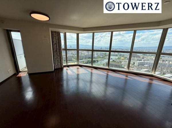 【居間・リビング】 | 【リビングダイニング】眺望良好！！36階角部屋！！約22帖の広々リビングダイニング！！