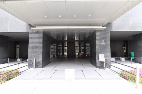  | 【エントランス外観】品格ある色調で統一し、安定感、グレード感を創出。シックなデザインのエントランス！