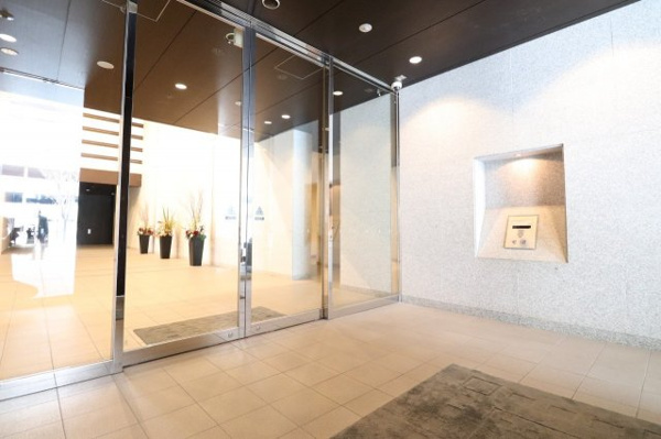 【エントランス】 | 【風除室】ガラス張りの開放感あふれるエントランス！もちろんオートロックです。セキュリティ面でも安心！