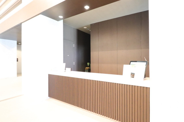 【エントランス】 | 【コンシェルジュカウンター】各種取次・紹介など、丁寧なサービスで都心の快適な生活をサポート！