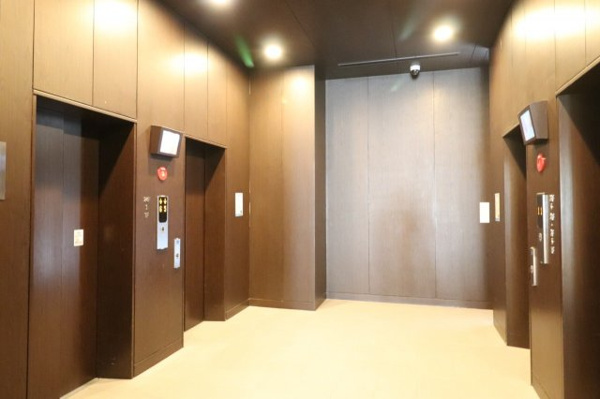 【その他共用部分】 | 【エレベーターホール】計4基のエレベーターがスムーズにお部屋までご案内します！！
