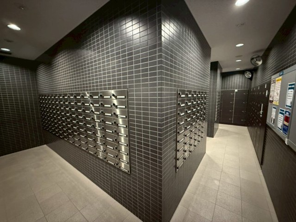 【その他共用部分】 | 【メールコーナー】シンプルなデザインで使い勝手の良い郵便受けです！隣に宅配ボックスもございます！