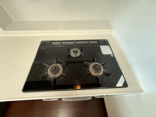 【キッチン】 | 【キッチン】スタイリッシュなビルトインコンロです。三口ガスコンロでお料理の効率アップ！