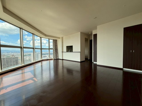 【居間・リビング】 | 【リビングダイニング】収納付きのリビング！床暖房完備で冬でも足元あたたか！