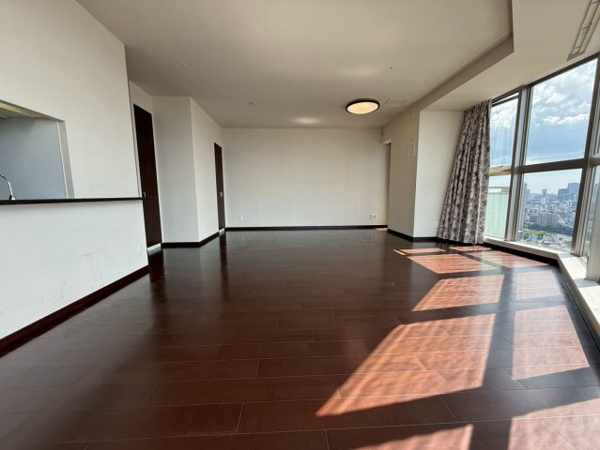 【居間・リビング】 | 【リビングダイニング】ワイドサッシで開放感いっぱい！！小さなバルコニーもございます☆