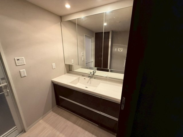 【独立洗面台】 | 【独立洗面台】ホテルライクな洗面台！三面鏡裏・カウンター下・リネン庫など収納スペース豊富！