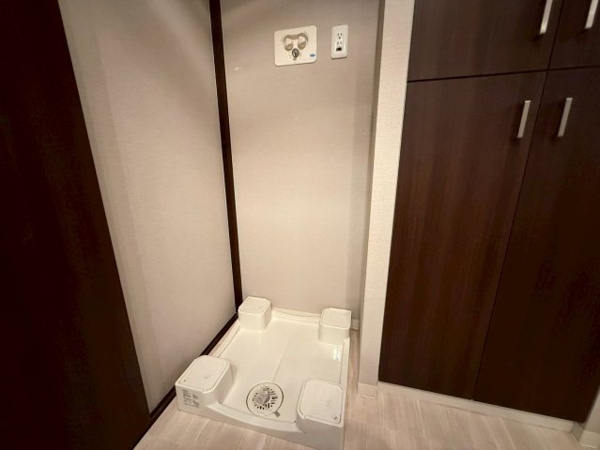 【ランドリースペース】 | 【洗濯機置き場】洗面室内に洗濯機置き場がございます。すぐ横にリネン庫があり、便利です！