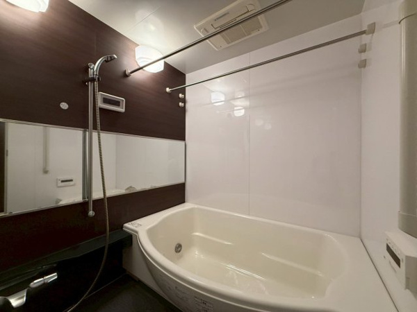 【浴室】 | 【浴室】ゆったり浸かれる弓型浴槽！浴室暖房乾燥機搭載で、洗濯物干しにも重宝します！