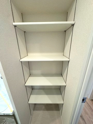 相模大野ハイライズのランドリースペース|ランドリースペース
脱衣所には棚がありバスタオルなど収納することができ大変便利です！