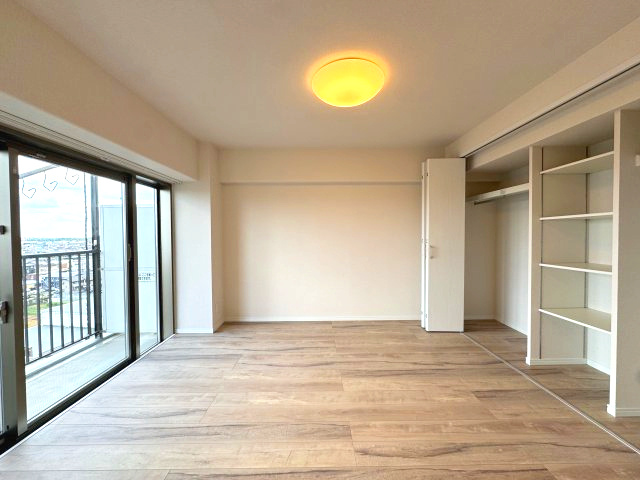 相模大野ハイライズの洋室|洋室(約6.0帖)
南東向きバルコニーに面していて自然光がたくさん入る洋室です。
LDKに隣接していて一体利用することも可能です！