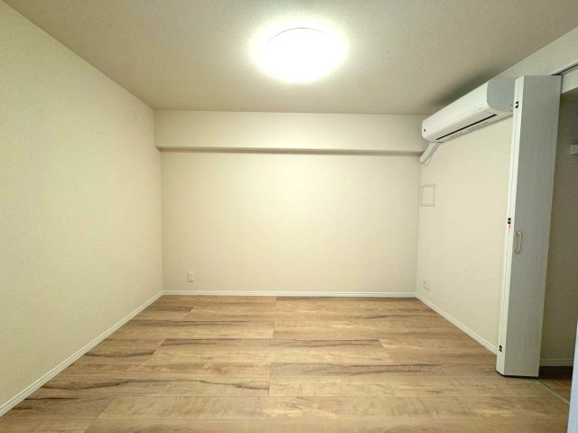 相模大野ハイライズの洋室|洋室(約5.0帖)
シンプルな洋室で壁が多いため自分好みのインテリアなどを配置しやすいかとおもいます。