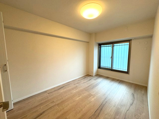 相模大野ハイライズの洋室|洋室(約5.1帖)
窓がある洋室です。自然光を感じることも可能です。