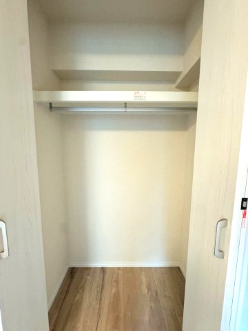 相模大野ハイライズの収納|クローゼット
奥行きもあり上部には棚もあるので小物から大きいものまでさまざまなものが収納できそうです！
