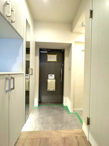 相模大野ハイライズの玄関|玄関
白を基調とした広々玄関です。大容量のシューズボックスに加え玄関入って左に空間がありシューズ以外にも収納することができそうです！