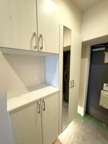 相模大野ハイライズの収納|シューズボックス
シューズボックス以外にも棚があり鍵置きや小物を置くことができそうです！
鏡がありお出かけ前に重宝しそうです！