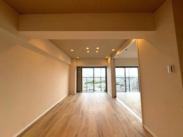 相模大野ハイライズの居間・リビング|LDK(約13.2帖)
隣接する洋室と一体利用すると20帖近い開放的な空間になります。シンプルな内装で自分好みの家具など配置できそうです♪
