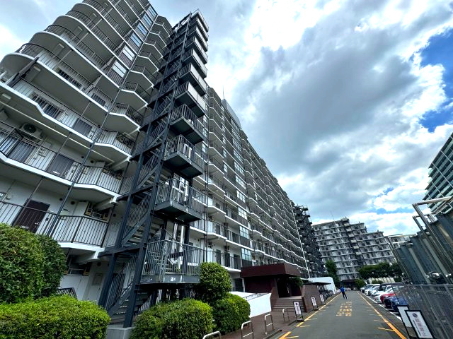 相模大野ハイライズの外観|16号線沿いにそびえ立つ大規模マンションです。
近隣には生活利便施設もあり過ごしやすそうです。