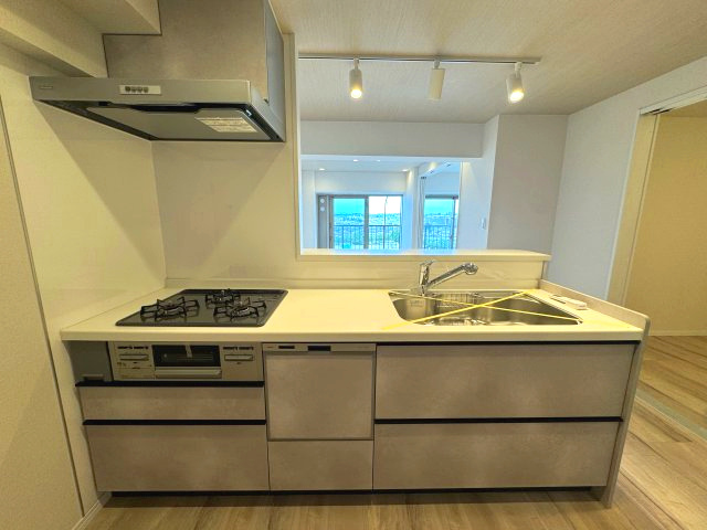 相模大野ハイライズのキッチン|システムキッチン(食洗器、浄水器付)
オープンキッチンでリビングにいるご家族とコミュニケーションを取りながら家事ができそうです！