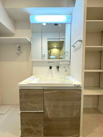 相模大野ハイライズの独立洗面台|三面鏡付洗面化粧台
三面鏡裏には歯ブラシやドライヤーなどが収納可能です。下にも収納スペースがあり脱衣所をすっきりと保つことができます！
