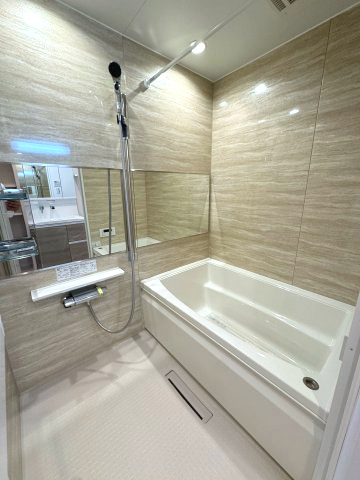 相模大野ハイライズの浴室|浴室(浴室乾燥機、追焚機能付き)
ワイドミラー、スライド式シャワーなのでお子様も使用しやすい浴室になっています。
浴室乾燥機付きで洗濯物も干せそうです。