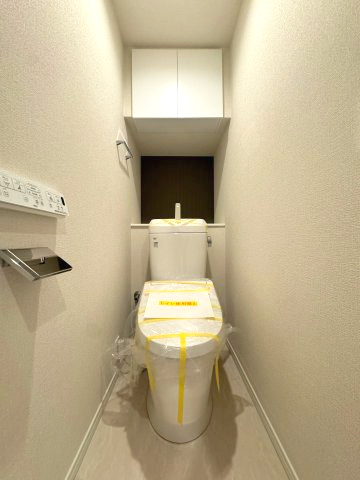 相模大野ハイライズのトイレ|トイレ(温水洗浄便座付き)
ホワイトを基調とした落ち着きのあるトイレです。
上部には収納棚が備え付けており掃除道具などが収納できすっきりとした空間になりそうです。