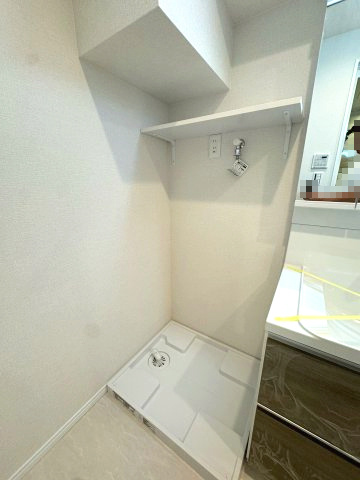 相模大野ハイライズのランドリースペース|ランドリースペース
上部には吊戸棚が備え付けられており洗剤など置いておくことができます。