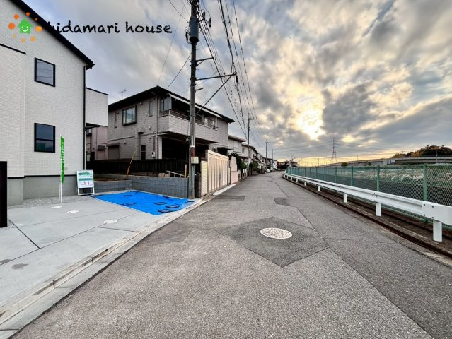 桶川市加納2期　新築戸建　ブルーミング01の前面道路含む現地写真