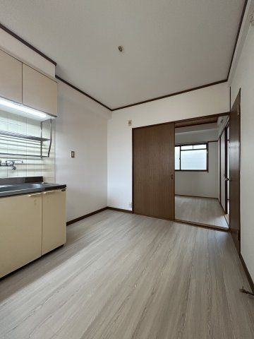 大阪市淀川区三津屋北２丁目の賃貸マンションの居間・リビング