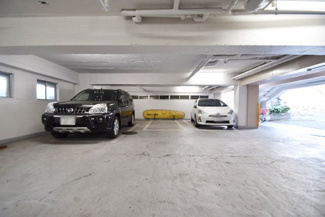 【駐車場】 | マンションの駐車場スペース。空きの有無や駐車料金、サイズ規定などについては、改めてお問い合わせください。～即日のご見学可能～　お問合せはお気軽にどうぞ。